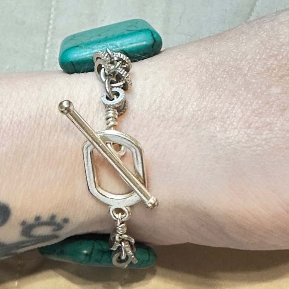 Green Howlite & silver toggle bracelet.  Large rectangular stones. - Picture 9 of 16
